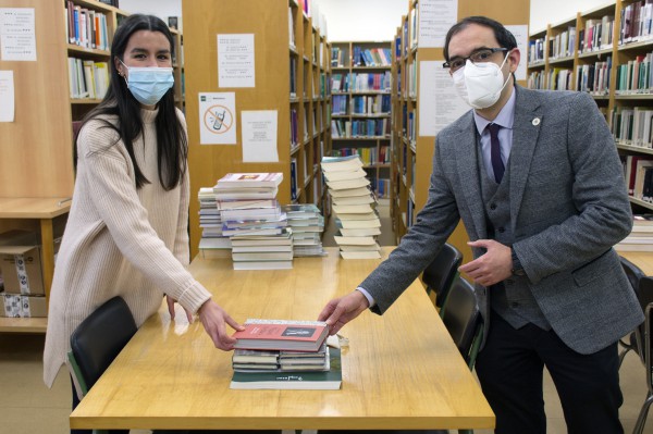 Maria Berini, ganadora del Concurso de BookTubers, recibió ayer su premio de manos del director del Centro Asociado a la UNED de A Coruña