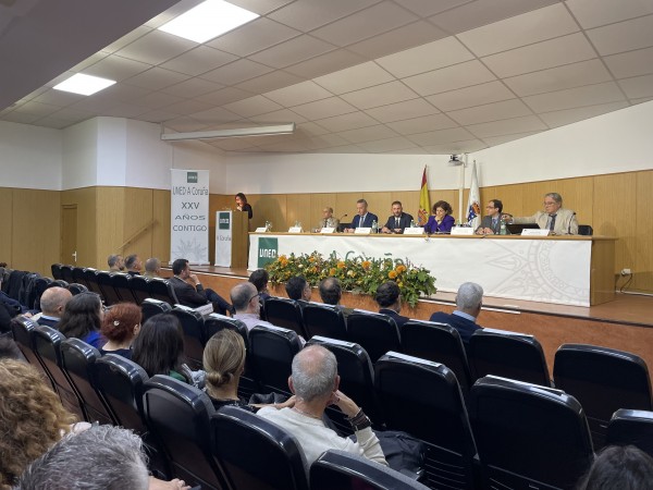 Más de 70 titulados y tituladas en la UNED A Coruña reciben diplomas en reconocimiento de su esfuerzo académico