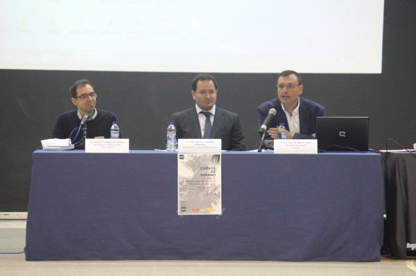 El director del centro penal de Teixeiro, Jesús Miguel Garrido Cordero,  el director del Centro Asociado, Germán Carro Fernández y Juan Luis de  Diego Arias director del curso de verano, se encargaron de dar la  bienvenida a los más de cien matriculados al curso de verano